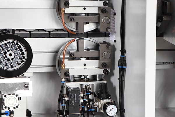 平刮邊機(jī)構(gòu)