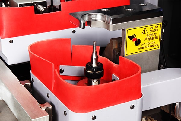 專利設(shè)計的銑槽浮動靠檔裝置 專利設(shè)計的銑槽浮動靠檔裝置